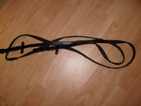 Full. Svarta tyglar med vita sömmar aldrig använda. 80kr